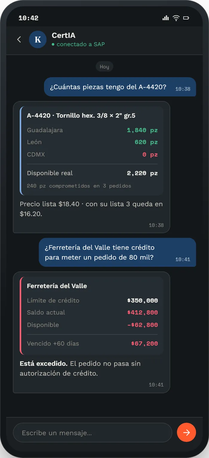 Conversación desde el teléfono con el agente conectado a SAP: se pregunta cuántas piezas hay de un artículo y contesta la existencia por almacén, lo comprometido y el disponible real; después se pregunta si un cliente tiene crédito para un pedido y contesta que está excedido, con su límite, su saldo y lo vencido a más de sesenta días.